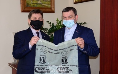 Waldemar Ślusarczyk oraz Dariusz Dul, prezes MZK Nisko prezentują worek, do którego będzie można zbierać nakrętki.