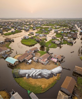 Ogromny fresk namalowany biodegradowalnymi farbami w miejscu, skąd odpływały statki z niewolnikami. Fresk symbolizuje pojednanie pomiędzy ludźmi.
21.03.2021 Benin