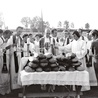 Ks. Franciszek Blachnicki przewodniczy Eucharystii podczas dnia wspólnoty wakacyjnych oaz rekolekcyjnych w Brzegach. 17 sierpnia 1975 r.