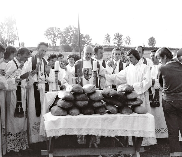 Ks. Franciszek Blachnicki przewodniczy Eucharystii podczas dnia wspólnoty wakacyjnych oaz rekolekcyjnych w Brzegach. 17 sierpnia 1975 r.