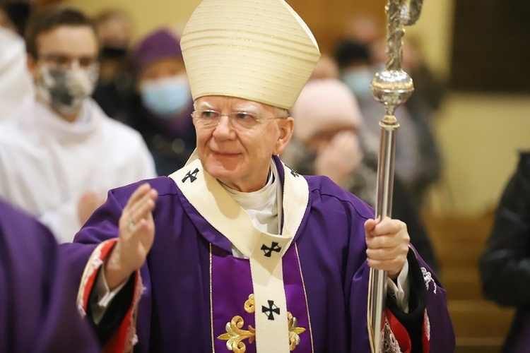 Abp Marek Jędraszweski w sanktuarium Najświętszej Rodziny