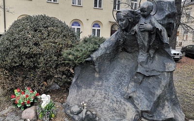 Pomnik Maryi Matki Życia przed radomską kurią. 