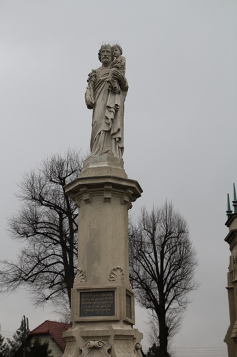 Figura św. Józefa przez wilamowickim kościołem.