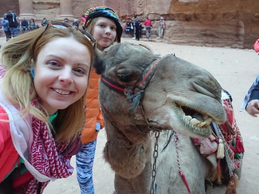 Z uśmiechniętymi wielbłądami