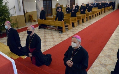 Pierwsza wizyta bp. Marka Solarczyka jako ordynariusza radomskiego w kaplicy Wyższego Seminarium Duchownego w Radomiu (5 stycznia 2021 r.).
