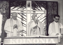 Ks. Franciszek Blachnicki (w środku) w kaplicy w jednym z domów Ruchu Światło-Życie w Lublinie.