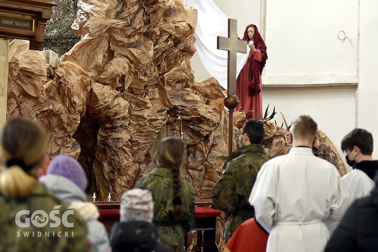 Jedna ze stacji drogi krzyżowej, znajdująca się obok przygotowywanego na Triduum grobu Pańskiego.