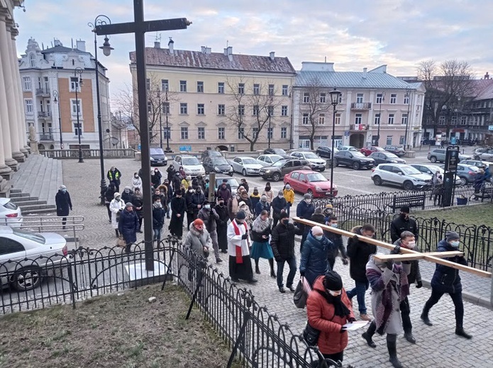 Droga Krzyżowa wyruszyła sprzed katedry.