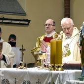 Jaworzyńscy duszpasterze przy ołtarzu z biskupem seniorem.