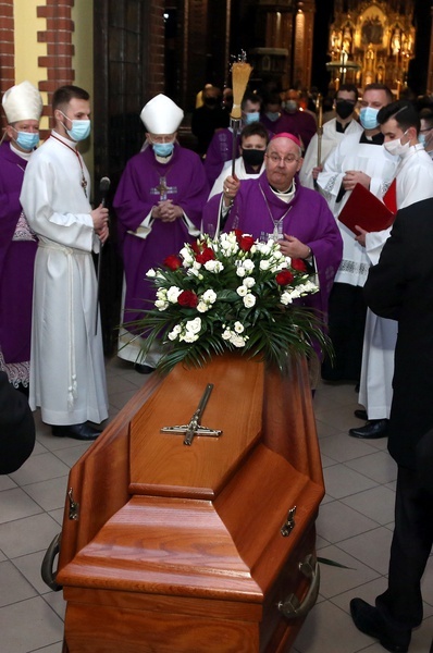 Pogrzeb śp. bp. Gerarda Kusza - eksporta w katedrze, cz. 2.