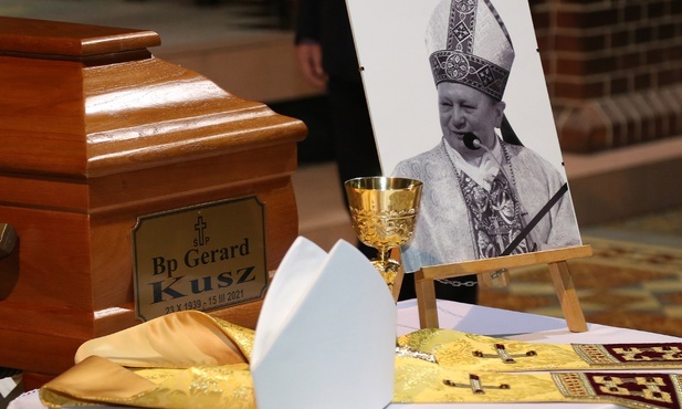 Rozpoczęły się uroczystości pogrzebowe śp. bp. Gerarda Kusza