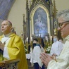 Jubileuszowej Eucharystii przewodniczył bp Piotr Turzyński. Z prawej proboszcz ks. kan. Andrzej Margas.