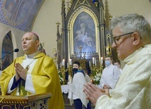 Jubileuszowej Eucharystii przewodniczył bp Piotr Turzyński. Z prawej proboszcz ks. kan. Andrzej Margas.