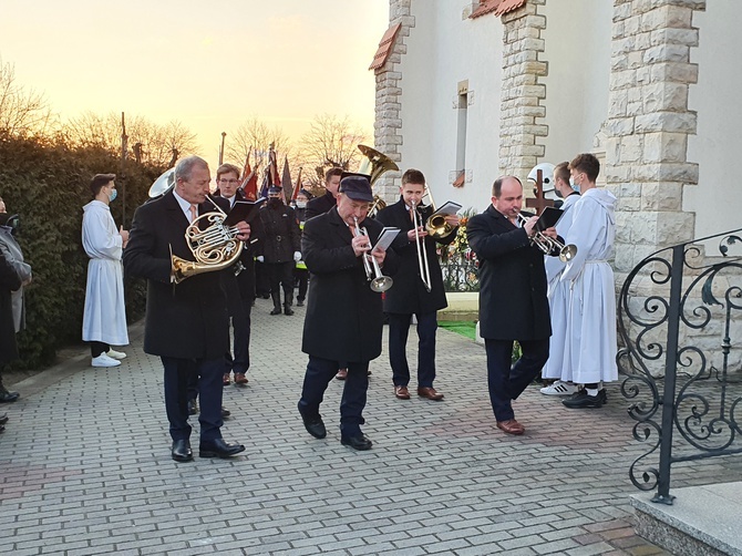 Pogrzeb śp. biskupa Gerarda Kusza w Dziergowicach - cz. 1.