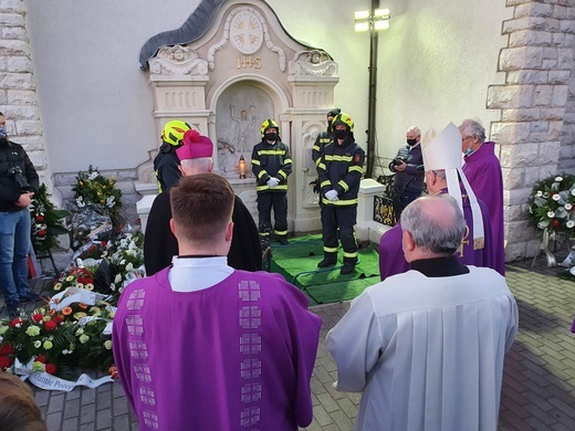 Pogrzeb śp. biskupa Gerarda Kusza w Dziergowicach - cz. 1.