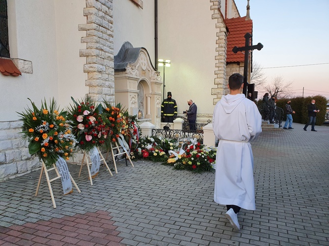 Pogrzeb śp. biskupa Gerarda Kusza w Dziergowicach - cz. 1.