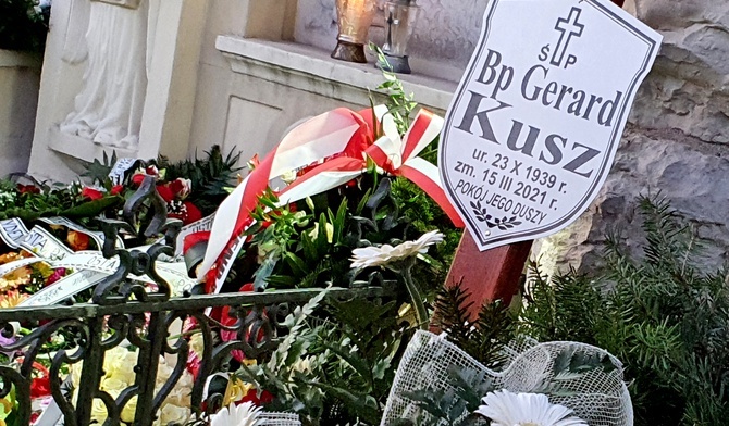 Śp. biskup Gerard Kusz spoczął w swojej rodzinnej parafii w Dziergowicach