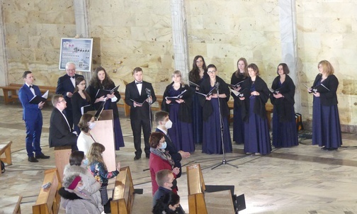 Podczas liturgii na Złotych Łanach śpiewał Chór św. Józefa z Zabrzega.