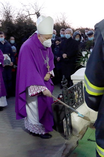 Pogrzeb śp. biskupa Gerarda Kusza w Dziergowicach - cz. 2.