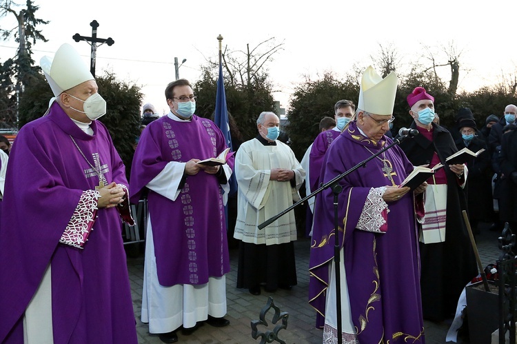 Pogrzeb śp. biskupa Gerarda Kusza w Dziergowicach - cz. 2.