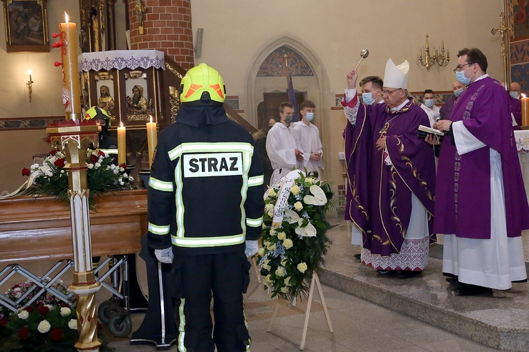 Pogrzeb śp. biskupa Gerarda Kusza w Dziergowicach - cz. 2.