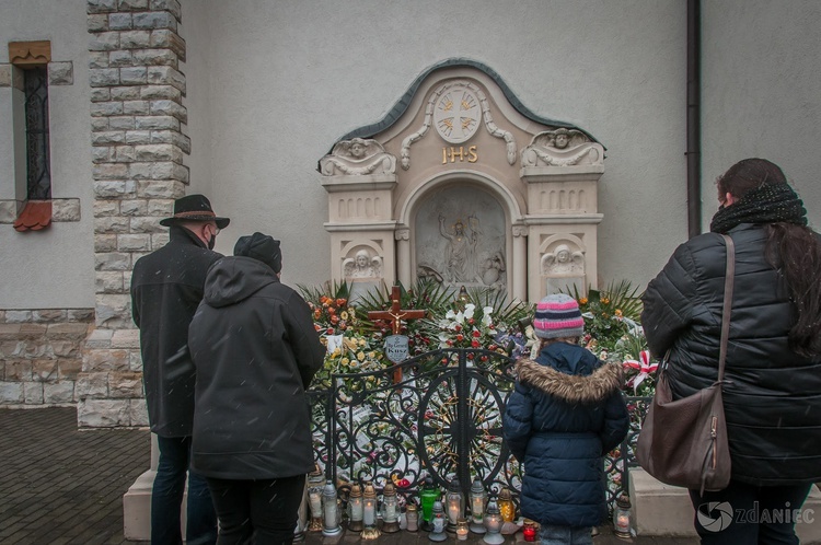 Mogiła śp. biskupa Gerarda Kusza w Dziergowicach