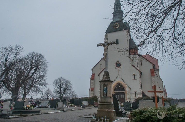 Mogiła śp. biskupa Gerarda Kusza w Dziergowicach