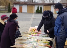 Stoisko KSM-u przed kościołem MB Miłosierdzia na os. XV-lecia w Radomiu.