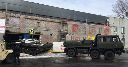 Katowice. Czołg T-55 wjechał do muzeum przy kopalni Wujek