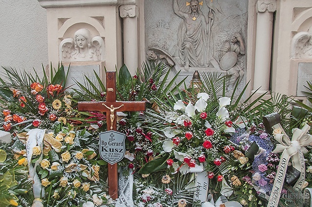 	Nad grobem znajduje się epitafium z Chrystusem Zmartwychwstałym w centrum.