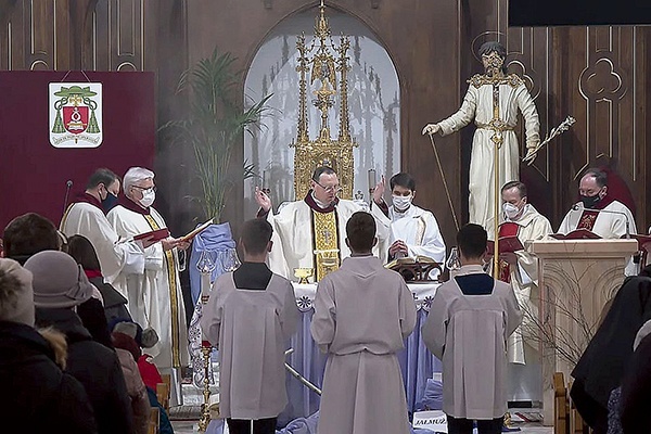 Biskup stwierdził, że walka o Boga, o wartości i o człowieka może być wygrana tylko dzięki świadectwu wspólnot rodzinnych.