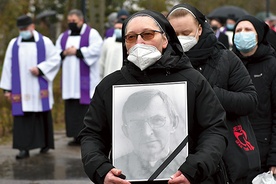 72-letni duchowny wpisał się w pamięć i serce wielu ludzi. Na zdjęciu: Ostatnie pożegnanie na cmentarzu komunalnym.