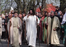 ▲	Bernardyni zapraszają do uczestnictwa w celebracjach liturgicznych i nabożeństwach. Na zdjęciu uroczystości Niedzieli Palmowej w 2019 roku.