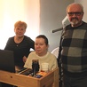 ◄	Agnieszka (w środku) z rodzicami Marią i Krzysztofem.
