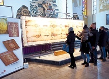 ▲	Każdego dnia  parafianie adorowali relikwię i modlili się przy niej indywidualnie. 