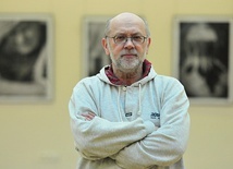 ▲	Krzysztof anin Kuzko na tle swoich prac.