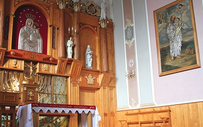 Kiedyś obraz znajdował się w ołtarzu głównym, dziś jest umieszczony z boku prezbiterium. Srebrna sukienka świadczy o tym, że od dawna jest on przedmiotem kultu.