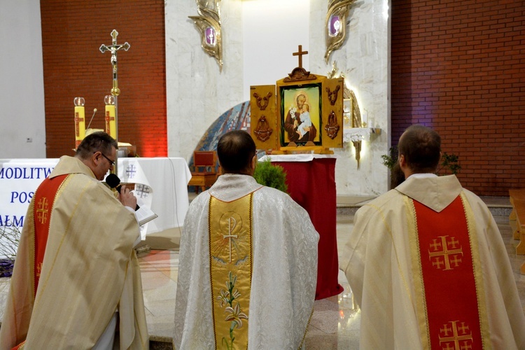 W Świniarsku odbywa się peregrynacja obrazu-kapliczki ze św. Józefem