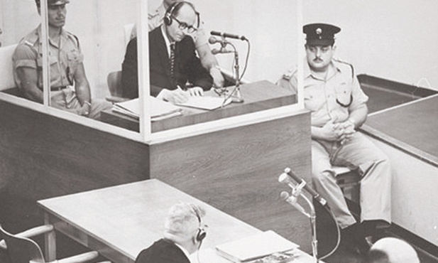 Adolf Eichmann  podczas procesu w Izraelu. Wytropienie i wywiezienie  z Argentyny tego zbrodniarza wojennego było jedną  z najgłośniejszych akcji Mosadu