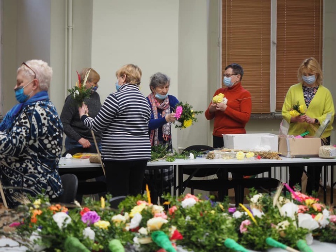 Parafialny Klub Seniora z Głogowa przygotował palmy wielkanocne