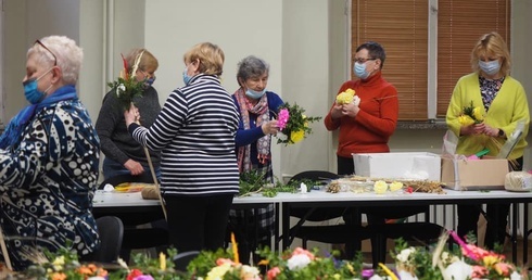 Parafialny Klub Seniora z Głogowa przygotował palmy wielkanocne