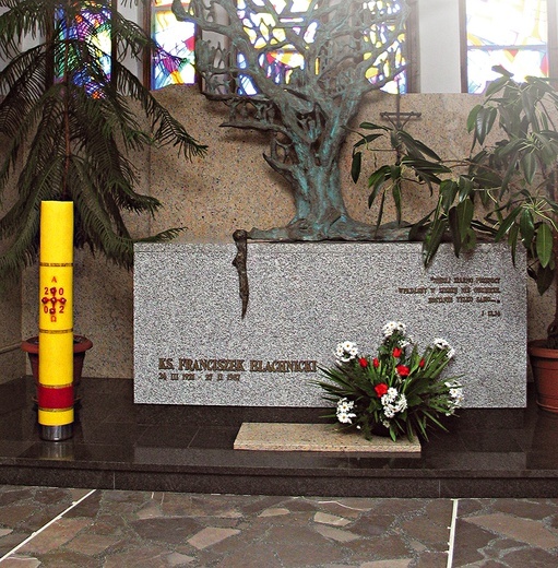 1 kwietnia 2000 ciało ks. Franciszka Blachnickiego zostało złożone przeniesione do Krościenka i złożone w sarkofagu kościele Chrystusa Dobrego Pasterza.