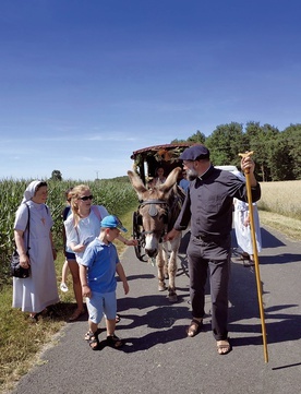 Ksiądz Chevalier zaprzągł do wozu osła, zabrał figurkę Matki Bożej i tak chodził od domu do domu, mówiąc, że Maryja przychodzi z błogosławieństwem.