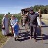 Ksiądz Chevalier zaprzągł do wozu osła, zabrał figurkę Matki Bożej i tak chodził od domu do domu, mówiąc, że Maryja przychodzi z błogosławieństwem.