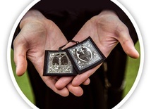 Czarny Szkaplerz Męki Pańskiej. Osoba, która go przyjmie, włącza się w misję pasjonistów i zobowiązuje się  do rozważania męki Pańskiej oraz  do dawania świadectwa o miłości Bożej objawionej na krzyżu.