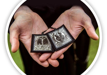Czarny Szkaplerz Męki Pańskiej. Osoba, która go przyjmie, włącza się w misję pasjonistów i zobowiązuje się  do rozważania męki Pańskiej oraz  do dawania świadectwa o miłości Bożej objawionej na krzyżu.