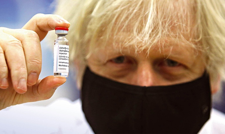 Epidemia to wyzwanie nie tylko naukowe, ale także gospodarcze i polityczne. Brytyjski premier Boris Johnson (na zdjęciu), jest jednym z największych wygranych obecnego sporu szczepionkowego.