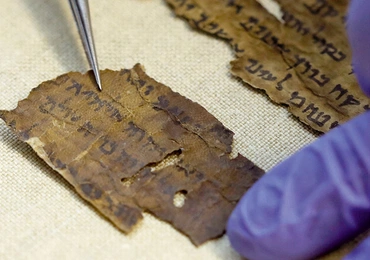 Archeolodzy wciąż przeszukują groty qumrańskie i znajdują fragmenty rękopisów, niezauważone przez pierwszych odkrywców.