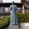 Rzeźba ks. Blachnickiego przed centrum ruchu na Kopiej Górce.