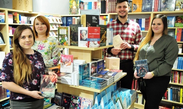 Ekipa księgarni czeka na klientów.